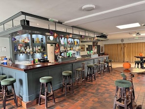 Bar (on property) - Brú na Dromoda Dromid Hostel (Killeenleagh)