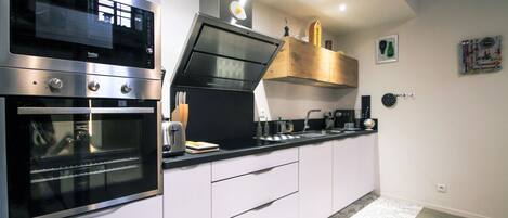 Een koelkast, een microgolfoven, een oven, een vaatwasser