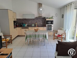 Kühlschrank, Mikrowelle, Ofen, Geschirrspüler