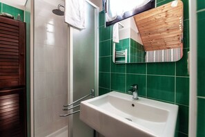 Shower, free toiletries, bidet, towels