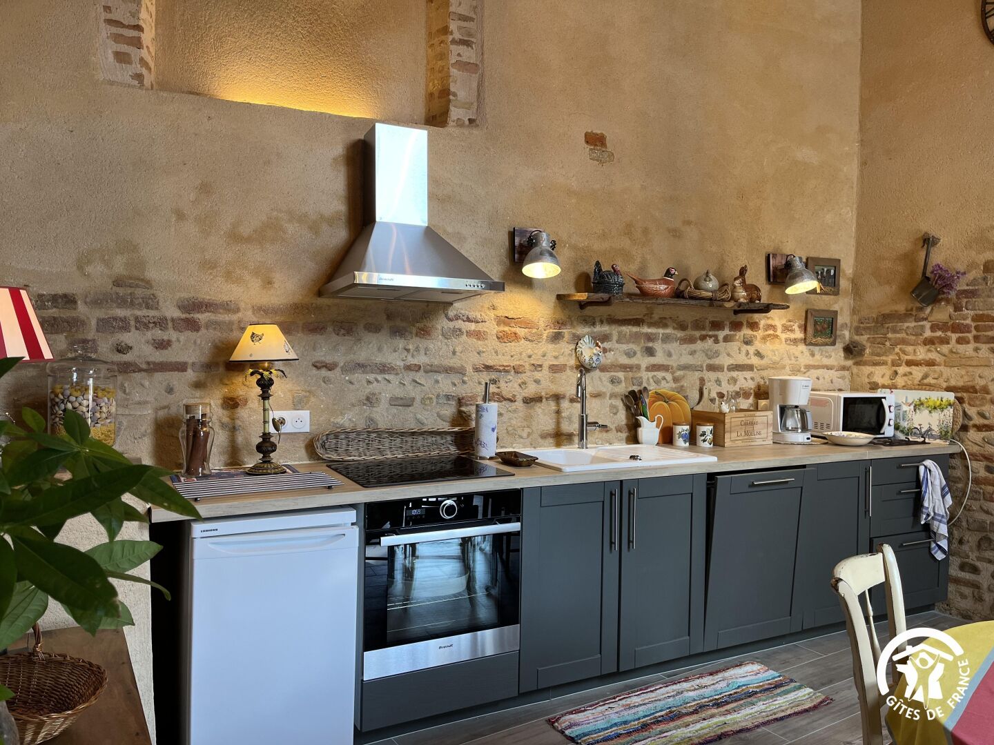 雪櫃、微波爐、焗爐、洗碗機