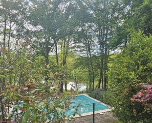 A swimming pool surrounded by lush greenery and trees. - O fil de l'eau - SAINT-MARTIN-LAGUEPIE (SAINT-MARTIN-LAGUEPIE)