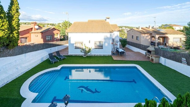 Unclassified image, 1 of 48, button - Can Roure: swimming pool and serenity (La Pobla de Montornès)