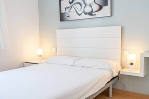 1 bedroom, WiFi, bed sheets - Serenity Apartment (Cunit)
