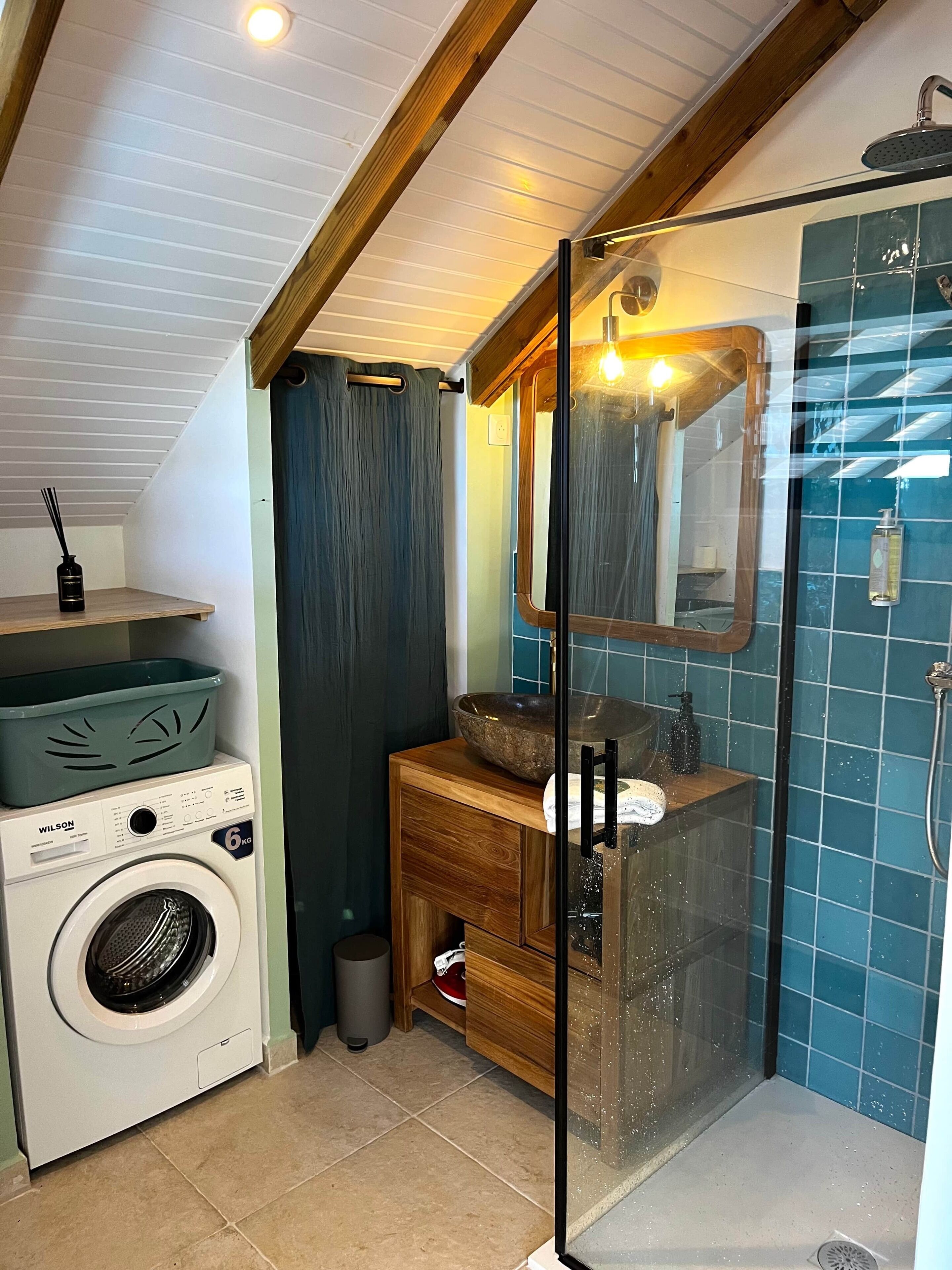 Een douche, een haardroger, handdoeken, zeep