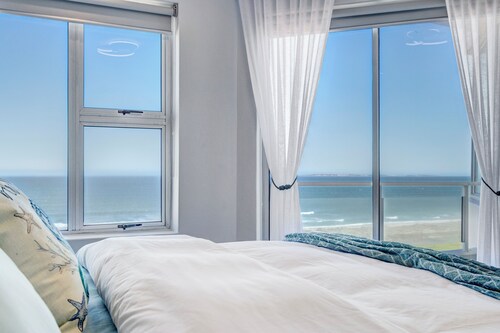 Mountain Tide Beachfront Apartment Table Mountain & Ocean Views with Pool & BBQ