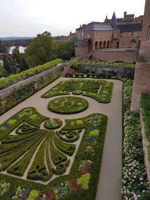 المنطقة المحيطة بالمنشأة