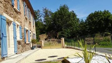 المنطقة المحيطة بالمنشأة