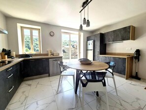 Kjøleskap, mikrobølgeovn, ovn og oppvaskmaskin