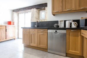 ثلاجة، ميكروويف، فرن، غسالة أطباق