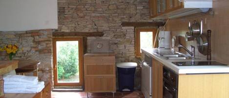 Kjøleskap, ovn, oppvaskmaskin og kaffetrakter/tekoker