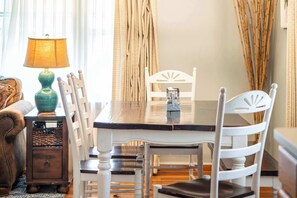 Huis, Meerdere bedden, terras, uitzicht op tuin (Cozy Corner House) | Dineren