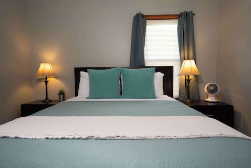 Cozy Corner House Stay for 7