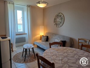 TV, fireplace - Gîte communal Le Vintrou 2 (Le Vintrou)