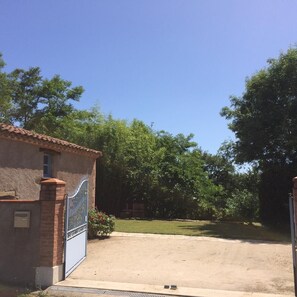 المنطقة المحيطة بالمنشأة