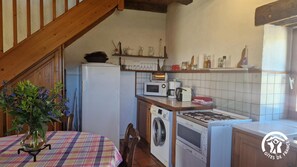 ثلاجة، ميكروويف، غسالة أطباق، ماكينة لصنع القهوة/الشاي