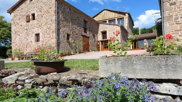 A stone building with a large entrance and a smaller attached structure. - Le Petit Serène - VAOUR (VAOUR)