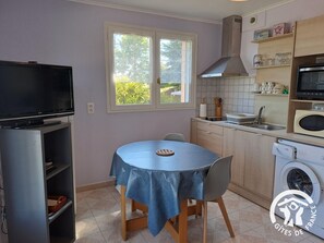 Mikrowelle, Ofen, Wasserkocher mit Kaffee-/Teezubehör, Toaster