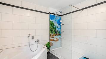 Dusche, Haartrockner, Handtücher