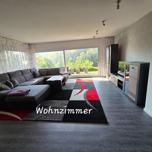 TV, fireplace - Apartment 'Burkhardt' with Mountain View, Private Terrace and Wi-Fi (Bad Herrenalb)