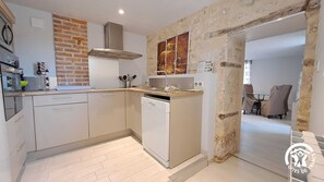 Geladeira, micro-ondas, fogão, lava-louças