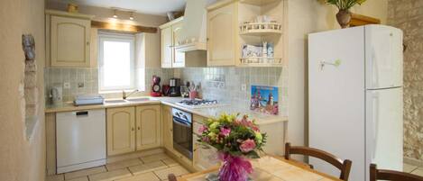 Geladeira, micro-ondas, fogão, lava-louças