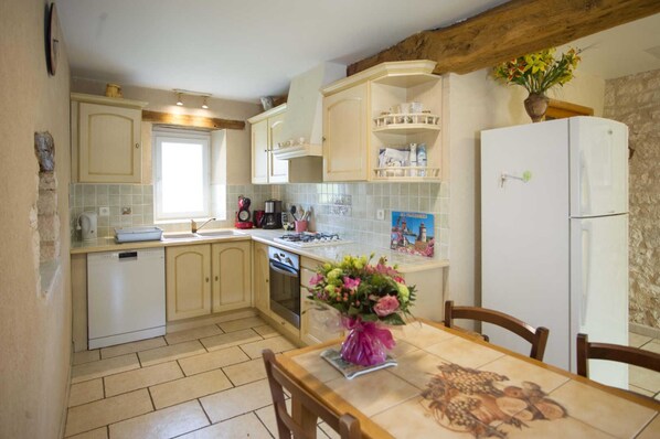 Fridge, microwave, oven, dishwasher - La Falgarié - VIRAC - Gîte (VIRAC)