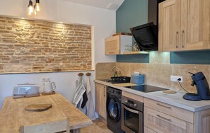 Refrigerador, microondas, horno y cafetera y tetera 