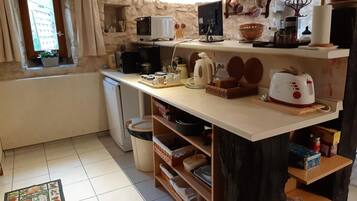 Refrigerador, microondas, lavavajillas y cafetera y tetera