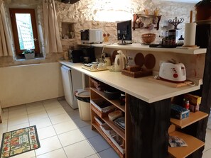 Frigorífico, microondas, lavavajillas y cafetera o tetera