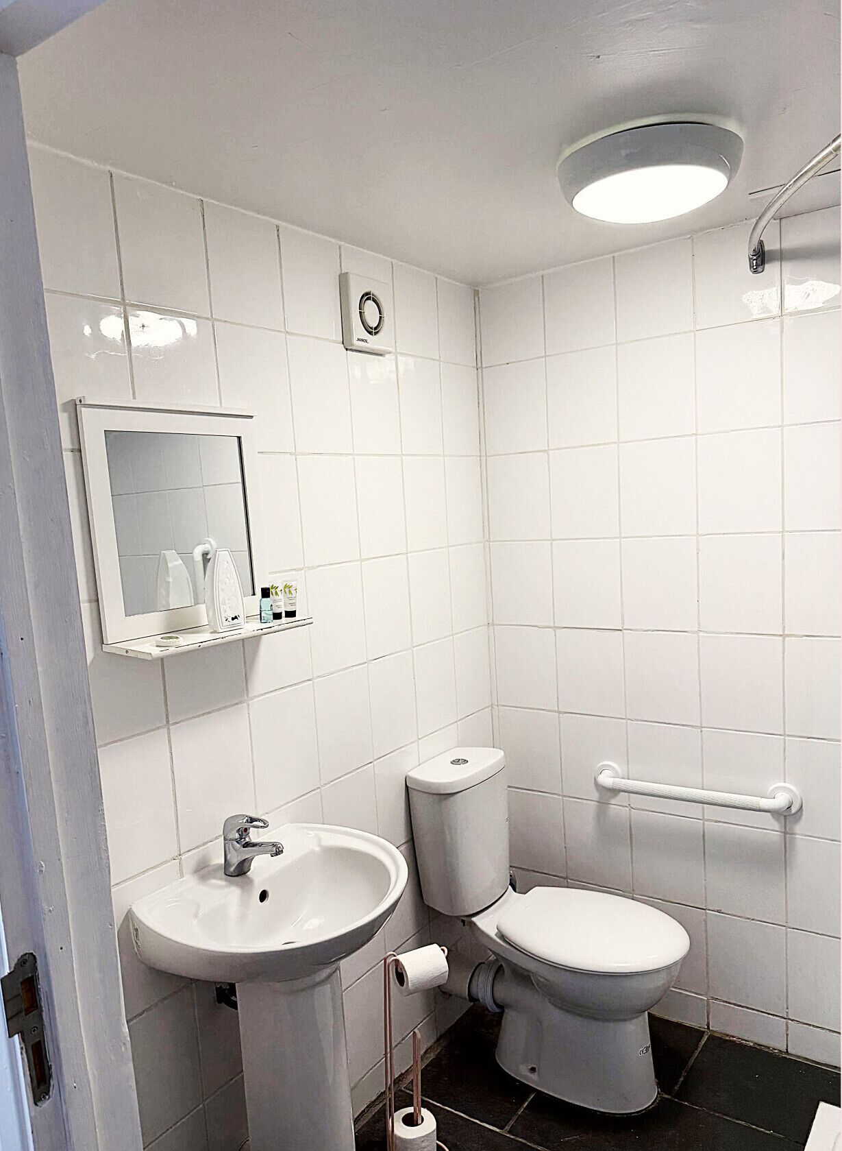 Douche, serviettes fournies, savon, shampoing