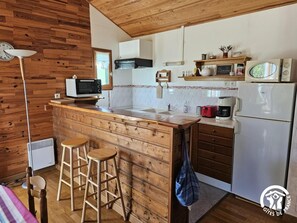 Kühlschrank, Mikrowelle, Ofen, Wasserkocher mit Kaffee-/Teezubehör