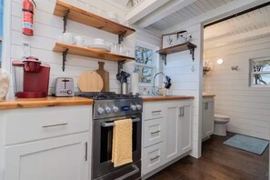 Fridge, microwave, oven, stovetop - Tiny Home Escape with a Beautiful View! (Branson)