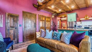 Télévision, cheminée, espaces bureaux