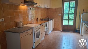Mikrowelle, Geschirrspüler, Wasserkocher mit Kaffee-/Teezubehör, Toaster