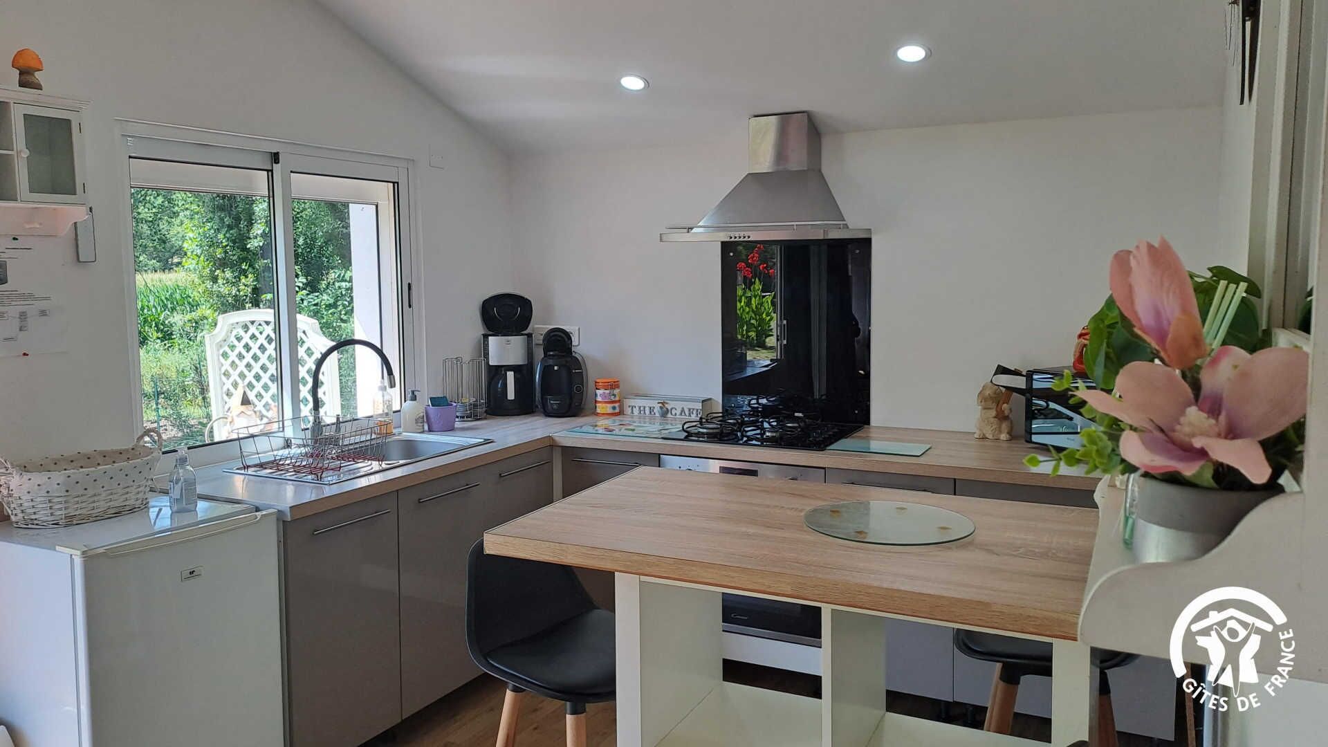 Kühlschrank, Mikrowelle, Ofen, Wasserkocher mit Kaffee-/Teezubehör