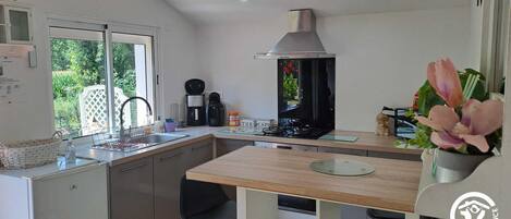 Kühlschrank, Mikrowelle, Ofen, Wasserkocher mit Kaffee-/Teezubehör