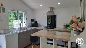 Jääkaappi, mikroaaltouuni, uuni, kahvin-/teenkeitin