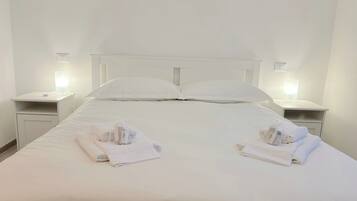 1 dormitorio, tabla de planchar con plancha, wifi y ropa de cama