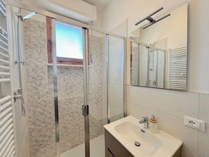 Ducha, secador de pelo, bidé y toallas