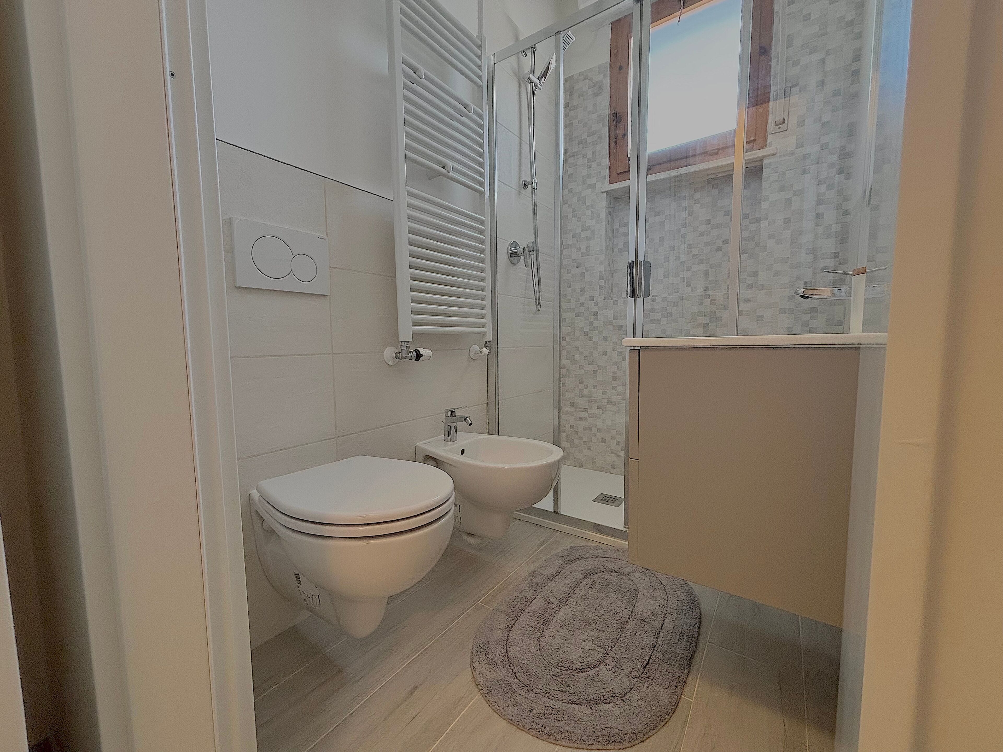 Een douche, een haardroger, een bidet, handdoeken