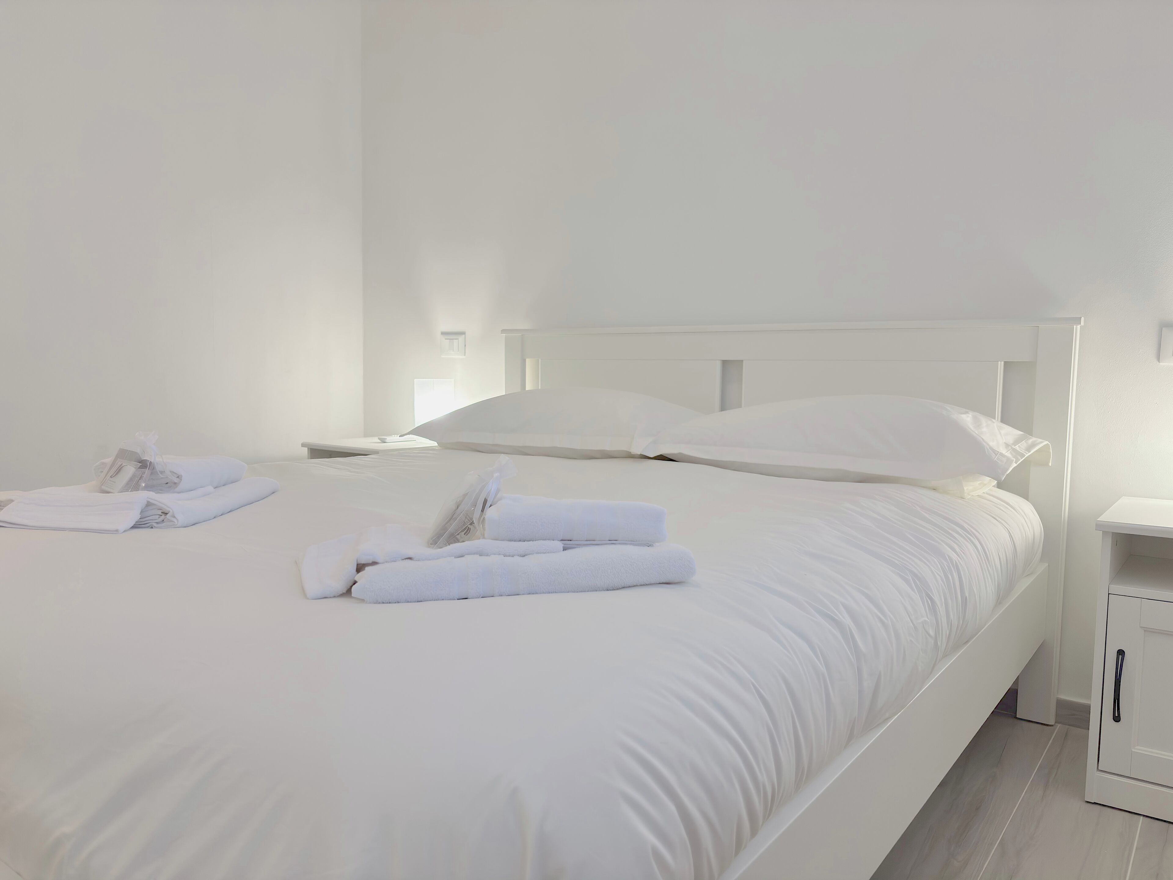 1 dormitorio, tabla de planchar con plancha, wifi y ropa de cama