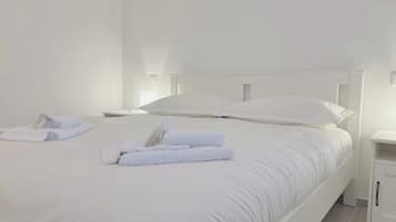 1 dormitorio, tabla de planchar con plancha, wifi y ropa de cama