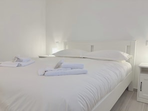 1 dormitorio, tabla de planchar con plancha, wifi y ropa de cama