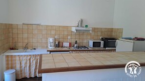 Mikrowelle, Geschirrspüler, Wasserkocher mit Kaffee-/Teezubehör