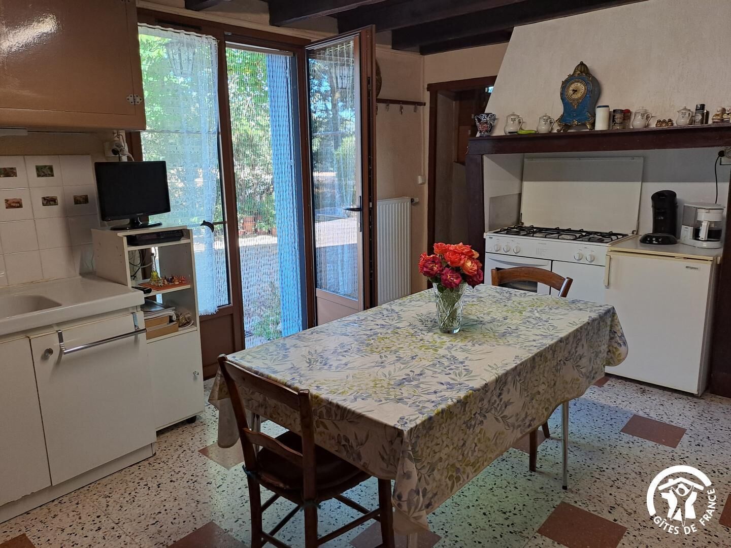 Réfrigérateur, micro-ondes, cafetière/bouilloire, grille-pain