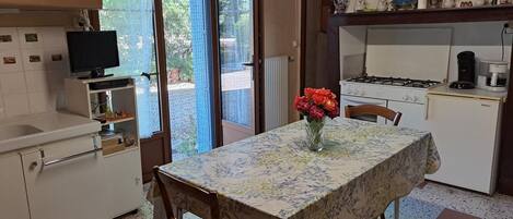 冰箱、微波炉、茶具/咖啡用具、烤面包机