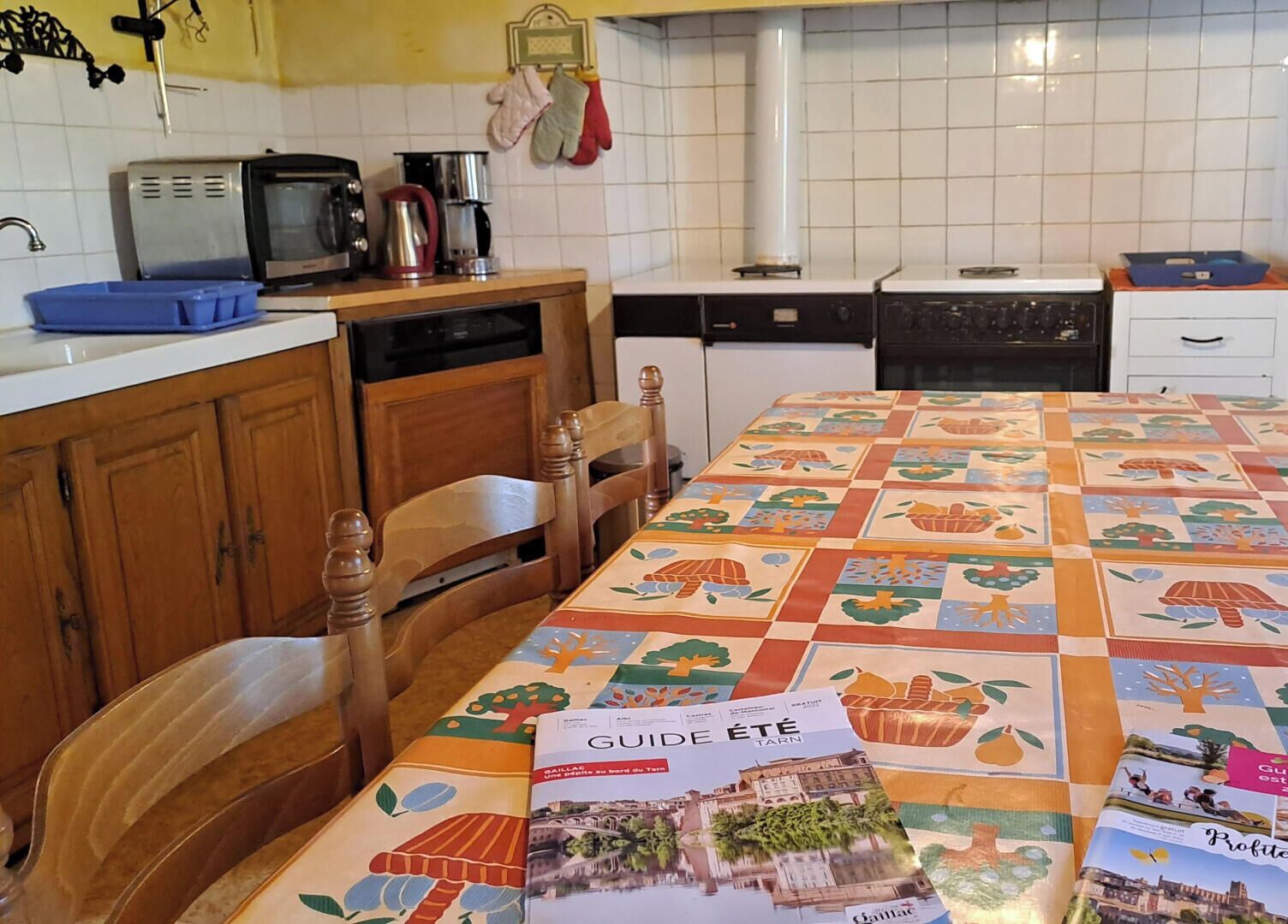 Cafetera y tetera, refrigerador, microondas y horno 