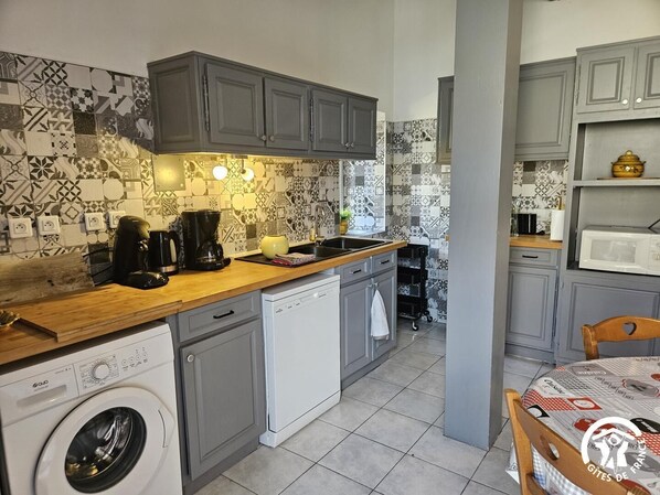 Fridge, microwave, dishwasher, coffee/tea maker - Roumanieu le gîte - SAINT-GAUZENS (SAINT-GAUZENS)