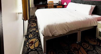 Double Room With Private Bathroom - Simplystay Lincoln Road